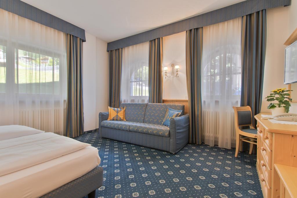 Garni La Dorada Lejlighedshotel Colfosco Værelse billede