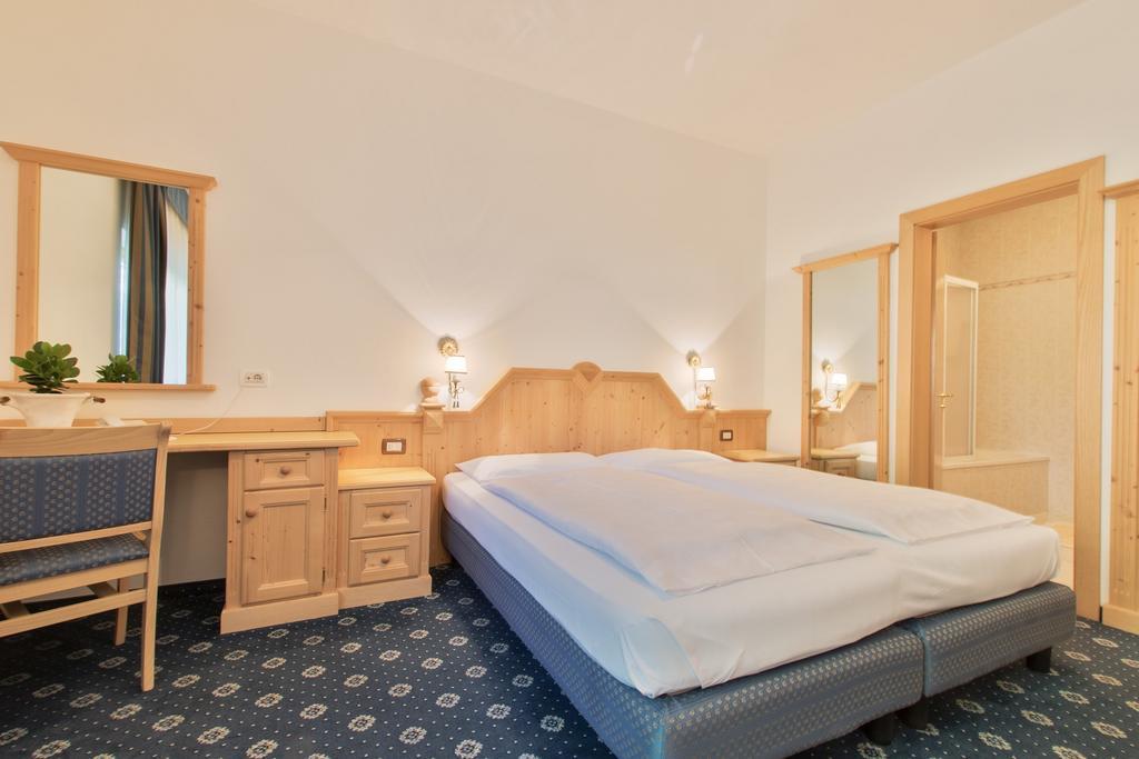 Garni La Dorada Lejlighedshotel Colfosco Værelse billede
