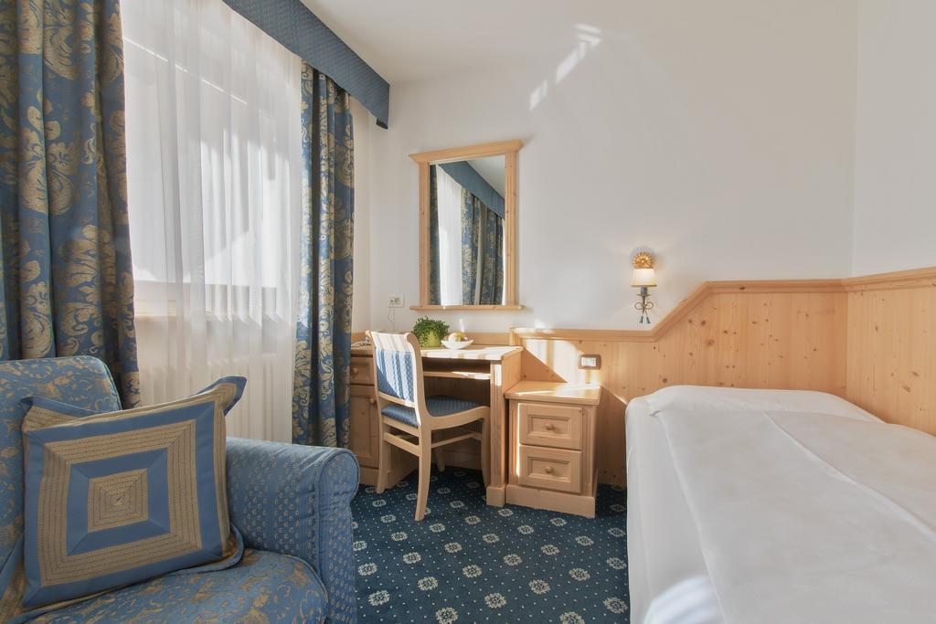 Garni La Dorada Lejlighedshotel Colfosco Værelse billede