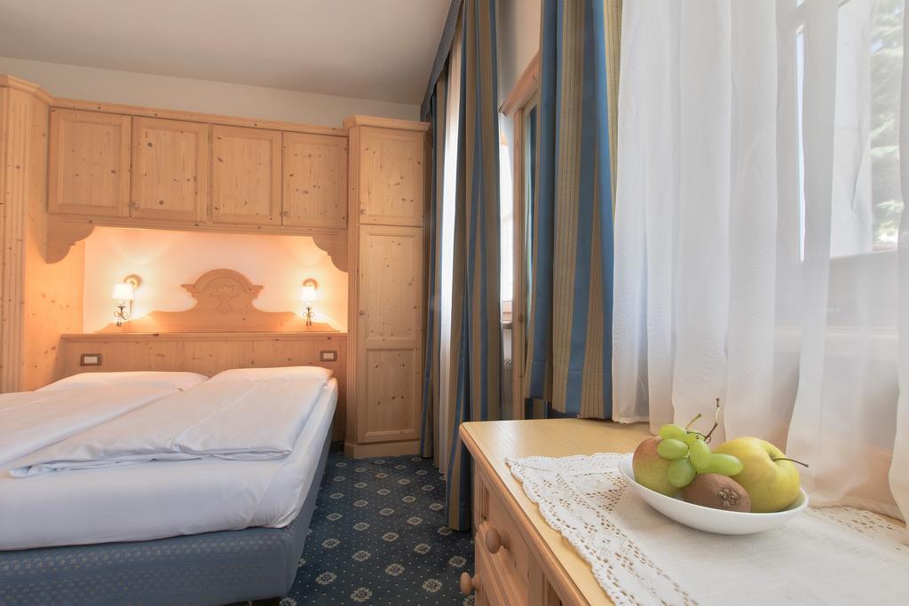 Garni La Dorada Lejlighedshotel Colfosco Værelse billede